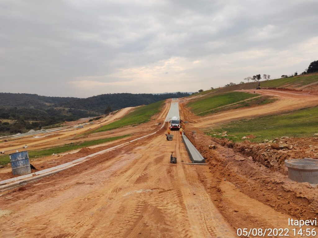 Terraplenagem é uma etapa importante na infraestrutura de loteamentos e consiste no processo de movimentação de terra para adequar o terreno às necessidades do projeto, como nivelamento do terreno, criação de taludes, rampas, aterros e escavações.